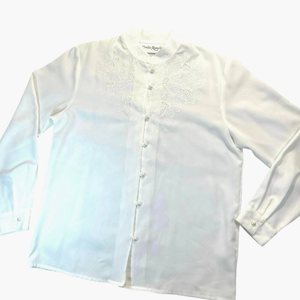 Claudia Richardson White Pearl buttons long sleeve elegant & Dressy blouse.